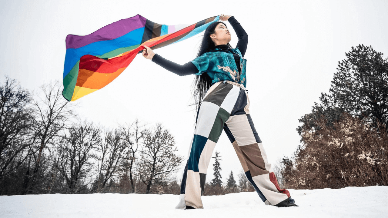 Chi è Kai Mata, la prima cantautrice lesbica indonesiana a fare coming out e a sfidare le persecuzioni per i diritti LGBTQ+
