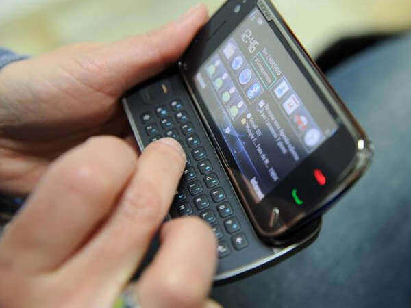 Telefonate anonime e “finocchio di merda” via sms: che fare?