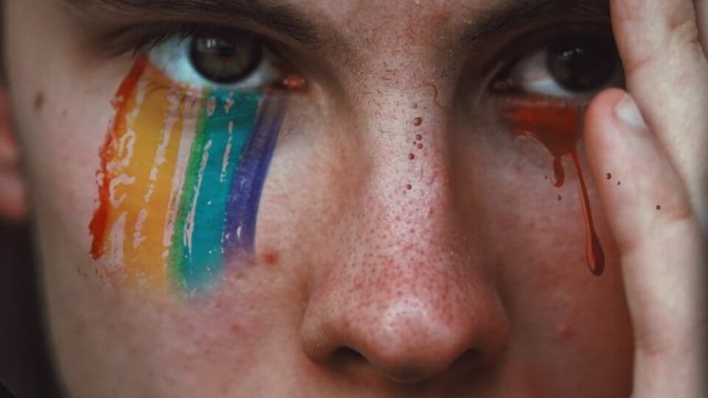 Lanciano, due giovani aggrediti dal branco con insulti omofobi e bottiglie per un top - omofobia approfondimento 960x640 1 - Gay.it