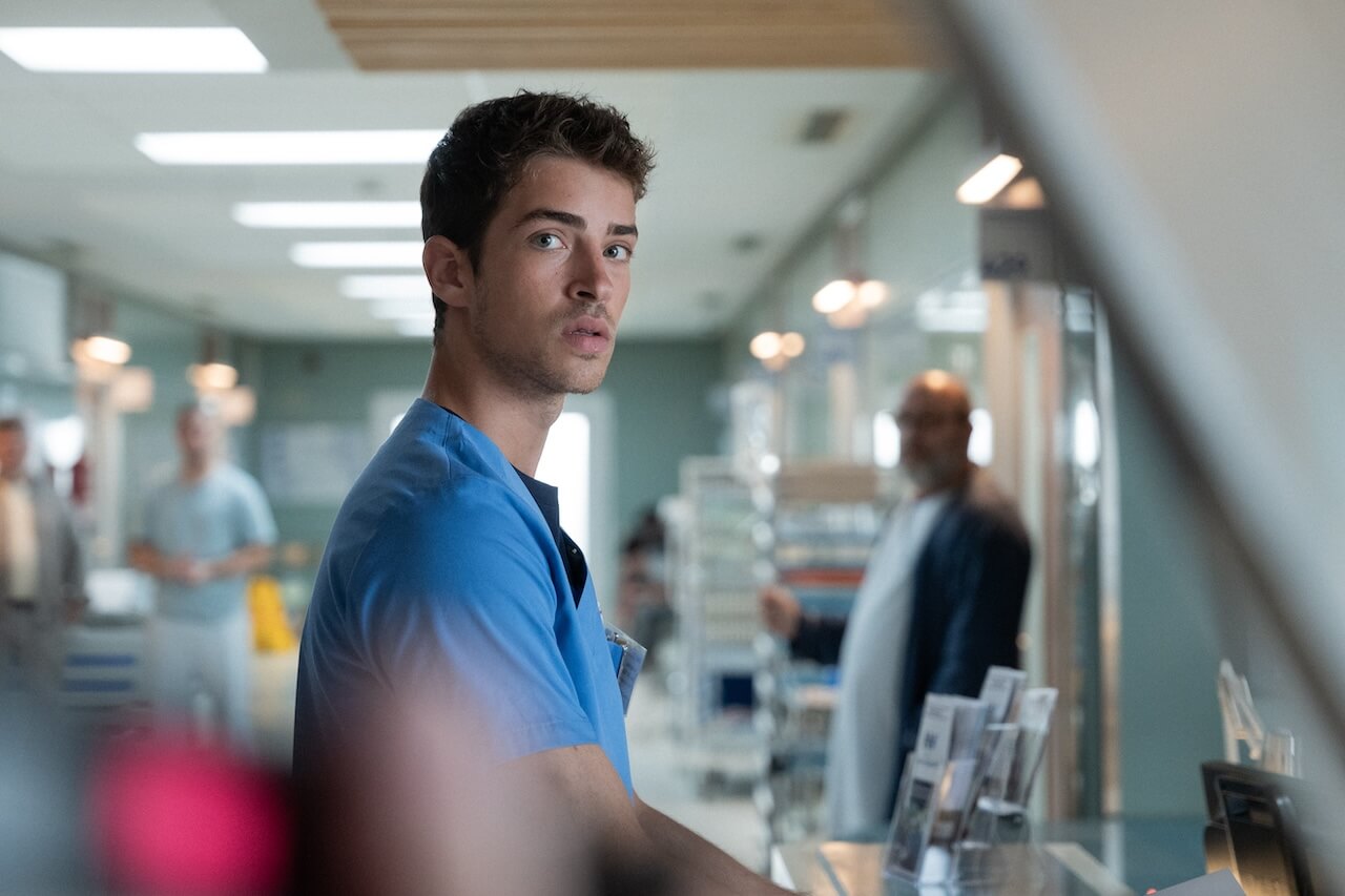 Respira, non solo Manu Rios. Ecco tutti gli attori della nuova serie ideata dal creatore di Elite - respira s1 e2 210823 154 carlaoset - Gay.it