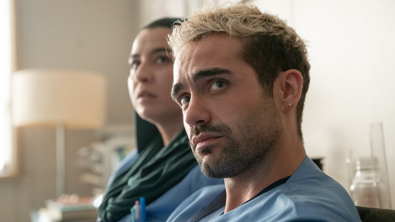 Respira, non solo Manu Rios. Ecco tutti gli attori della nuova serie ideata dal creatore di Elite - respira s1 e3 150823 105 carlaoset - Gay.it
