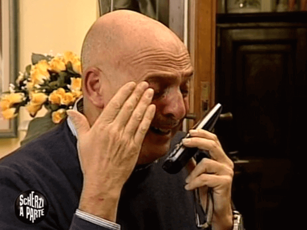 Le Iene a Scherzi a parte: il Papa chiama Brosio e Bonolis sembra Psy