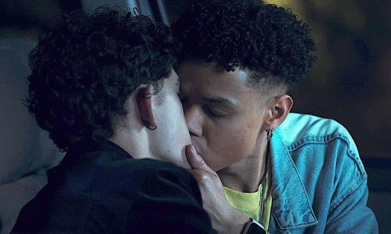 Disney sotto indagine perché "troppo inclusiva". L'ultima crociata di Donald Trump - Agatha All Along bacio gay - Gay.it
