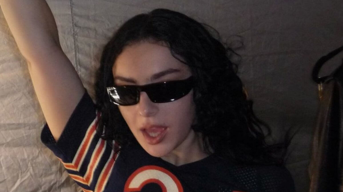 Charli XCX: “Il successo di ‘Brat’ è una maledizione. La copertina? Volevo risparmiare soldi”