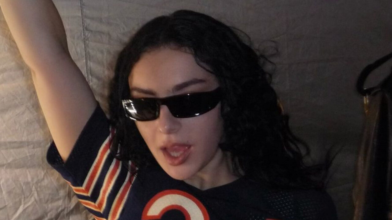 Charli XCX: “Il successo di ‘Brat’ è una maledizione. La copertina? Volevo risparmiare soldi”