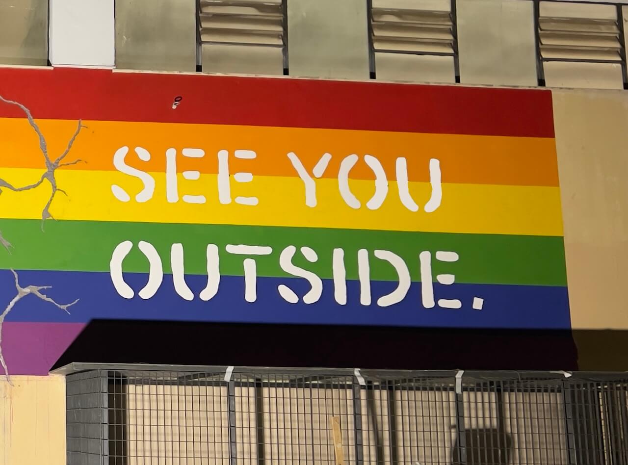 Perché il coming out sul lavoro fa ancora paura? Il 58% dei lavoratori LGBTQ+ si nasconde tra discriminazioni e molestie - Coming Out Day Arcigay Roma e Laika lo celebrano con il murale Out of the Closet 2 - Gay.it