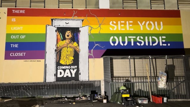 Coming Out Day, Arcigay Roma e Laika lo celebrano con il murale Out of the Closet - Coming Out Day Arcigay Roma e Laika lo celebrano con il murale Out of the Closet - Gay.it