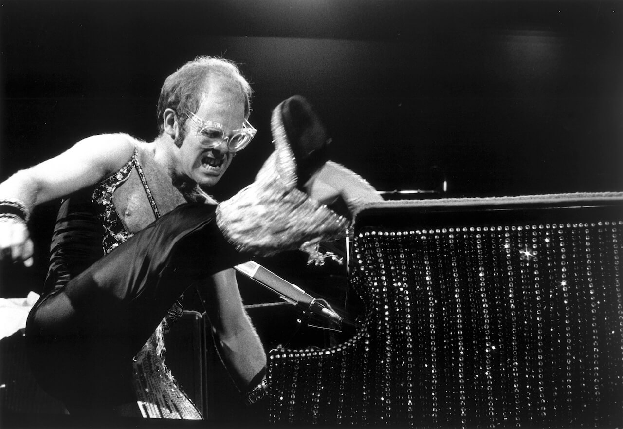 Elton John: "Non ho più tonsille, prostata, ginocchia, ma grazie alla mia famiglia sono l'uomo più felice del mondo" - Elton John Never Too Late 1 - Gay.it