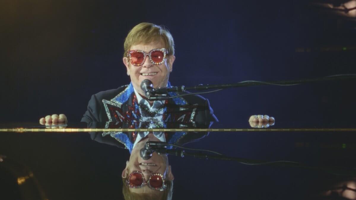 Elton John: “Non ho più tonsille, prostata, ginocchia, ma grazie alla mia famiglia sono l’uomo più felice del mondo”