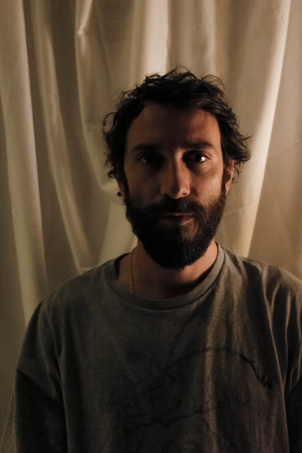 "RI-SCATTI Somebody to love" una mostra fotografica accende i riflettori sulla vita e sulle storie delle persone con Hiv - Giovanni giorno 1 - Gay.it