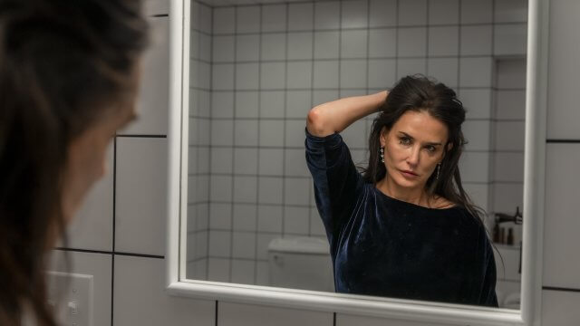 The Substance, il film dell'anno è un body horror con una memorabile Demi Moore - IWP TheSubstance foto 05 - Gay.it
