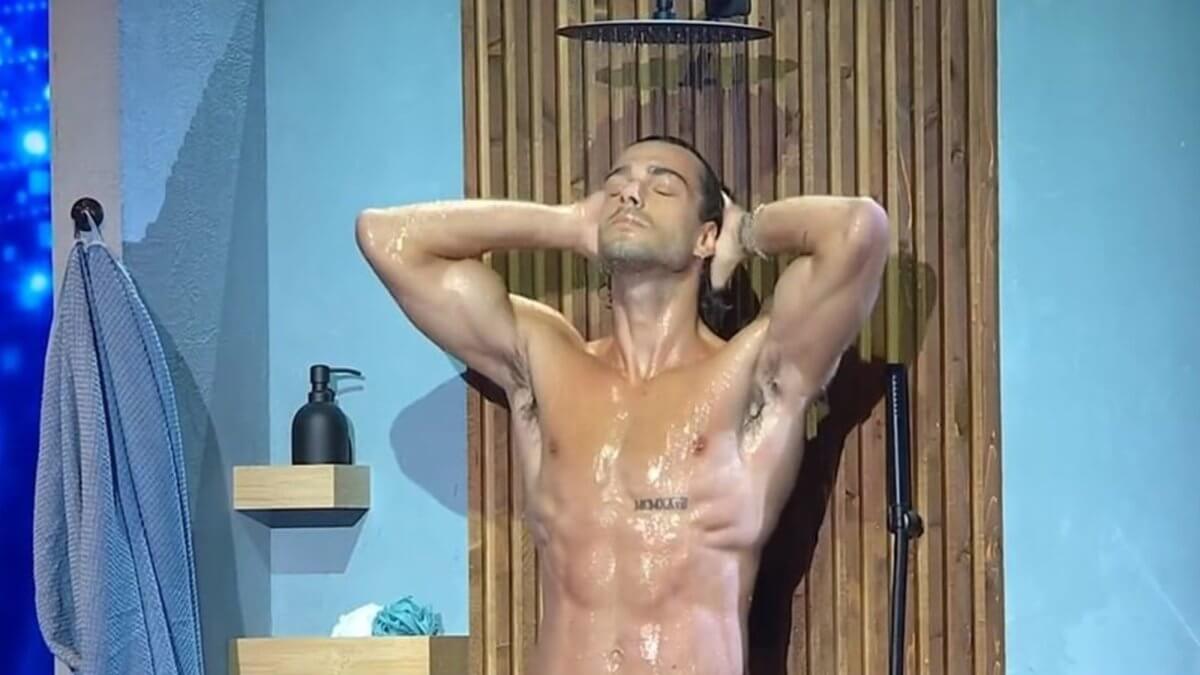Jack Gallani nudo su Canale 5: la sua doccia a Tú sí que vales è virale – video