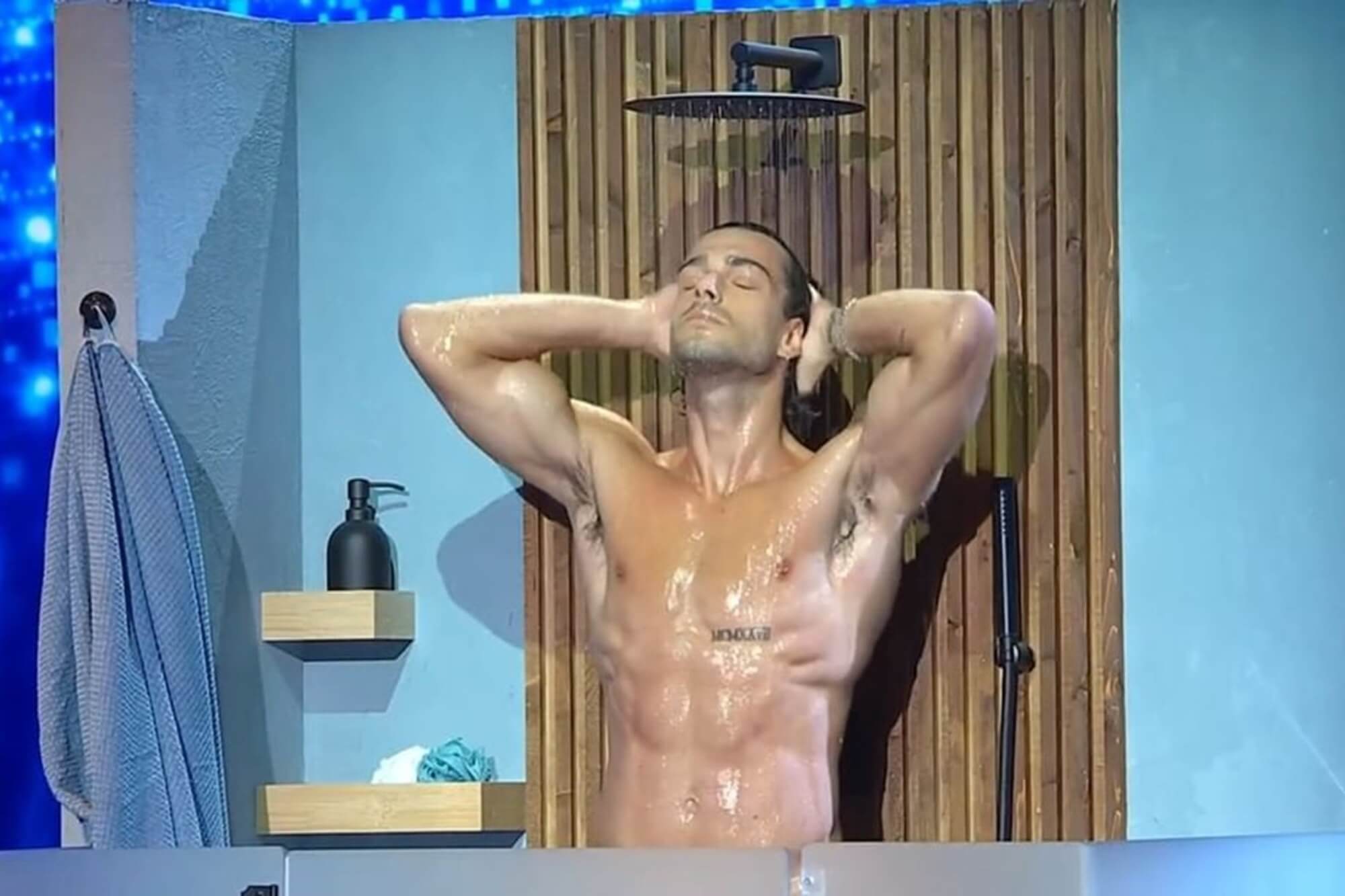 Jack Gallani nudo su Canale 5: la sua doccia a Tú sí que vales è virale – video