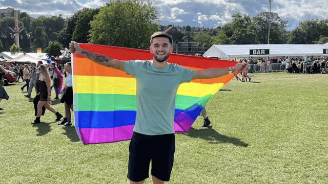 Jake Daniels, unico calciatore dichiaratamente queer UK: "La gente pensa che essere gay ti renda debole" (VIDEO) - Jake Daniels calciatore gay - Gay.it