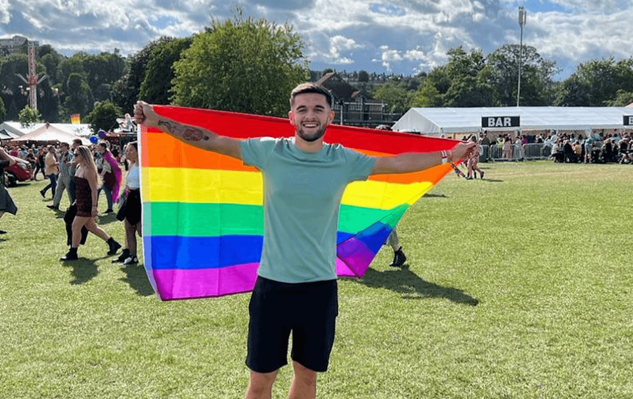 Jake Daniels, unico calciatore dichiaratamente queer UK: “La gente pensa che essere gay ti renda debole” (VIDEO)