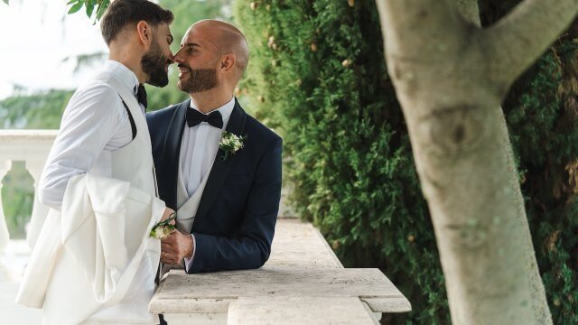 Marco Colizzi si unisce civilmente e lancia un messaggio contro Giorgia Meloni (VIDEO) - Marco Colizzi si unisce civilmente e lancia un forte messaggio contro Giorgia Meloni 1 - Gay.it