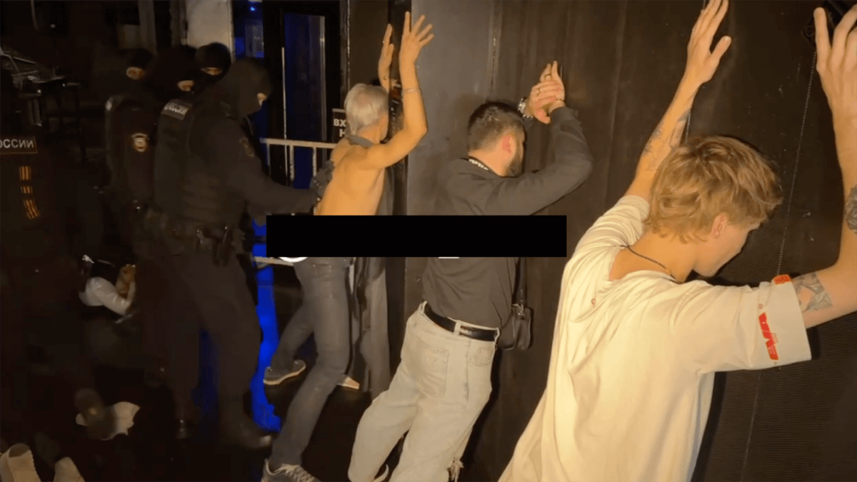Russia, a Mosca la polizia arresta oltre 50 persone in 2 club LGBTI+ durante il Coming Out Day