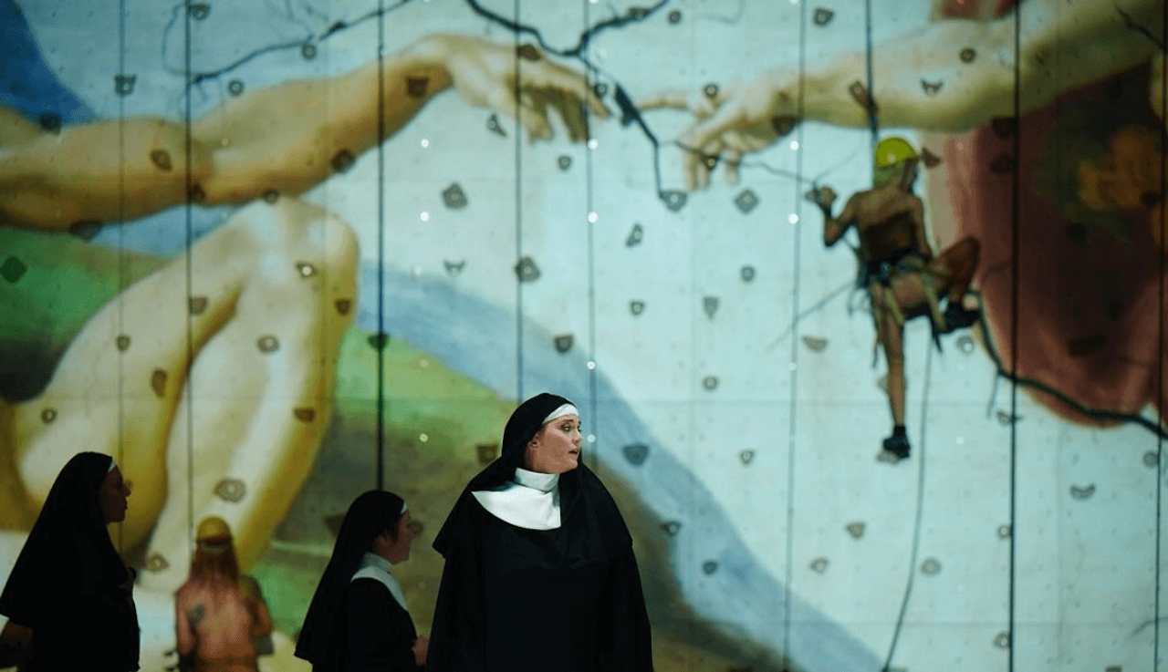 Sancta, l'Opera dello scandalo che scuote la Germania con protagoniste suore nude e lesbiche (VIDEO) - Sancta di Florentina Holzinger - Gay.it