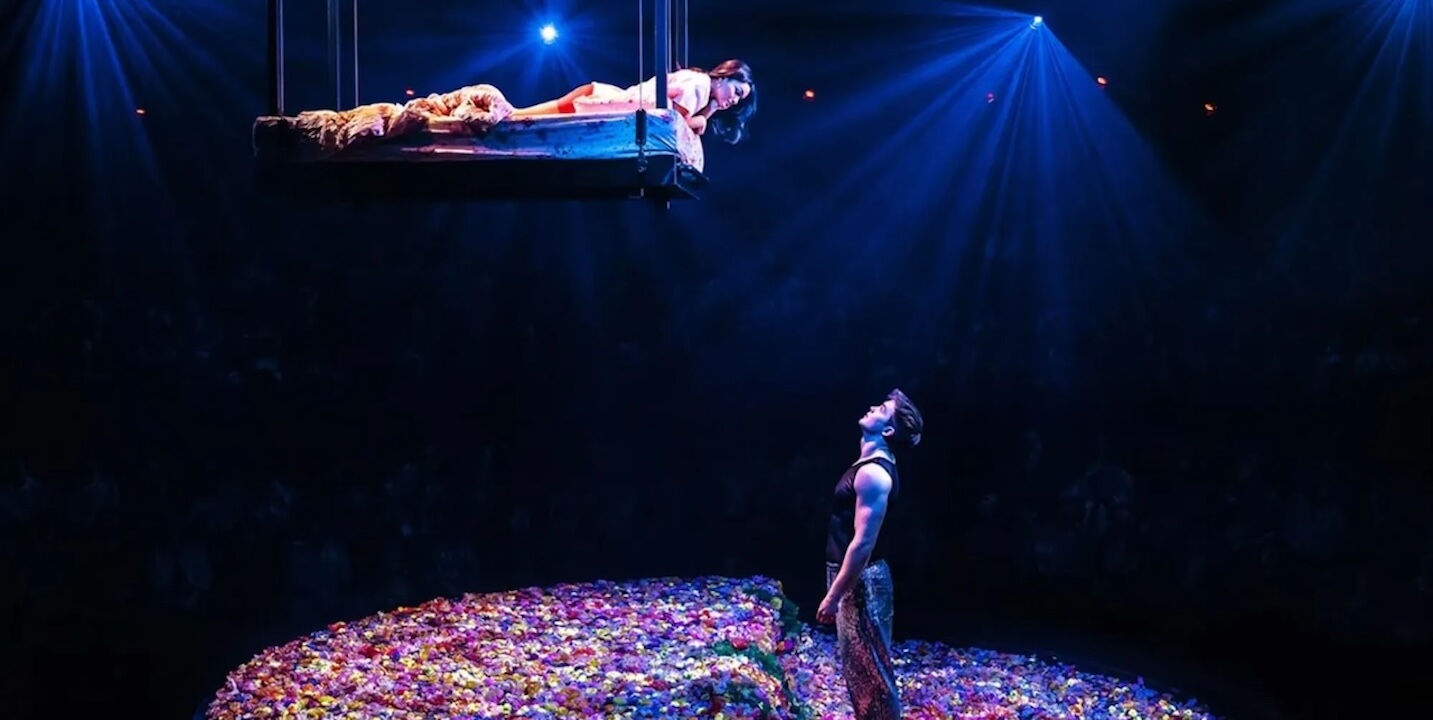 Romeo e Giulietta a Broadway, Kit Connor di Heartstopper acclamato dalla stampa. Le prime recensioni - The iconic pull up kiss scene in Broadways Romeo and Juliet copia - Gay.it