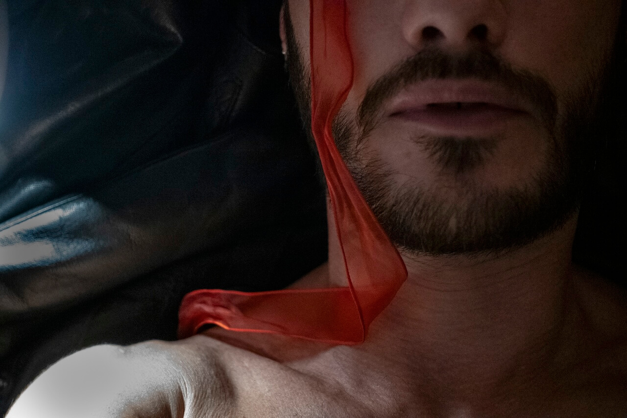 "RI-SCATTI Somebody to love" una mostra fotografica accende i riflettori sulla vita e sulle storie delle persone con Hiv - alchAEmist 1 - Gay.it