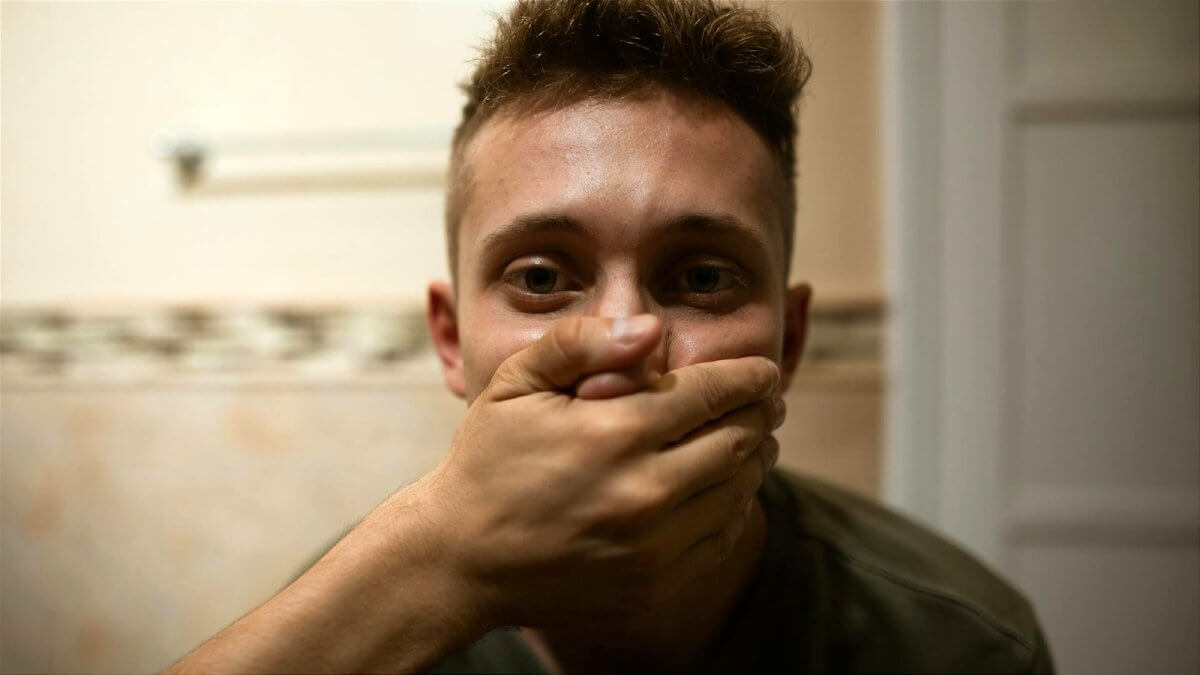 Cosa si intende per gaslighting: significato, impatti sulla salute mentale e strategie per uscirne