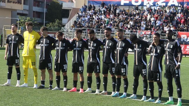 Chieti calcio, campioni di inclusione: l'arcobaleno sulla maglia insieme agli storici colori neroverdi - gay calcio maglia arcobaleno chieti calcio - Gay.it