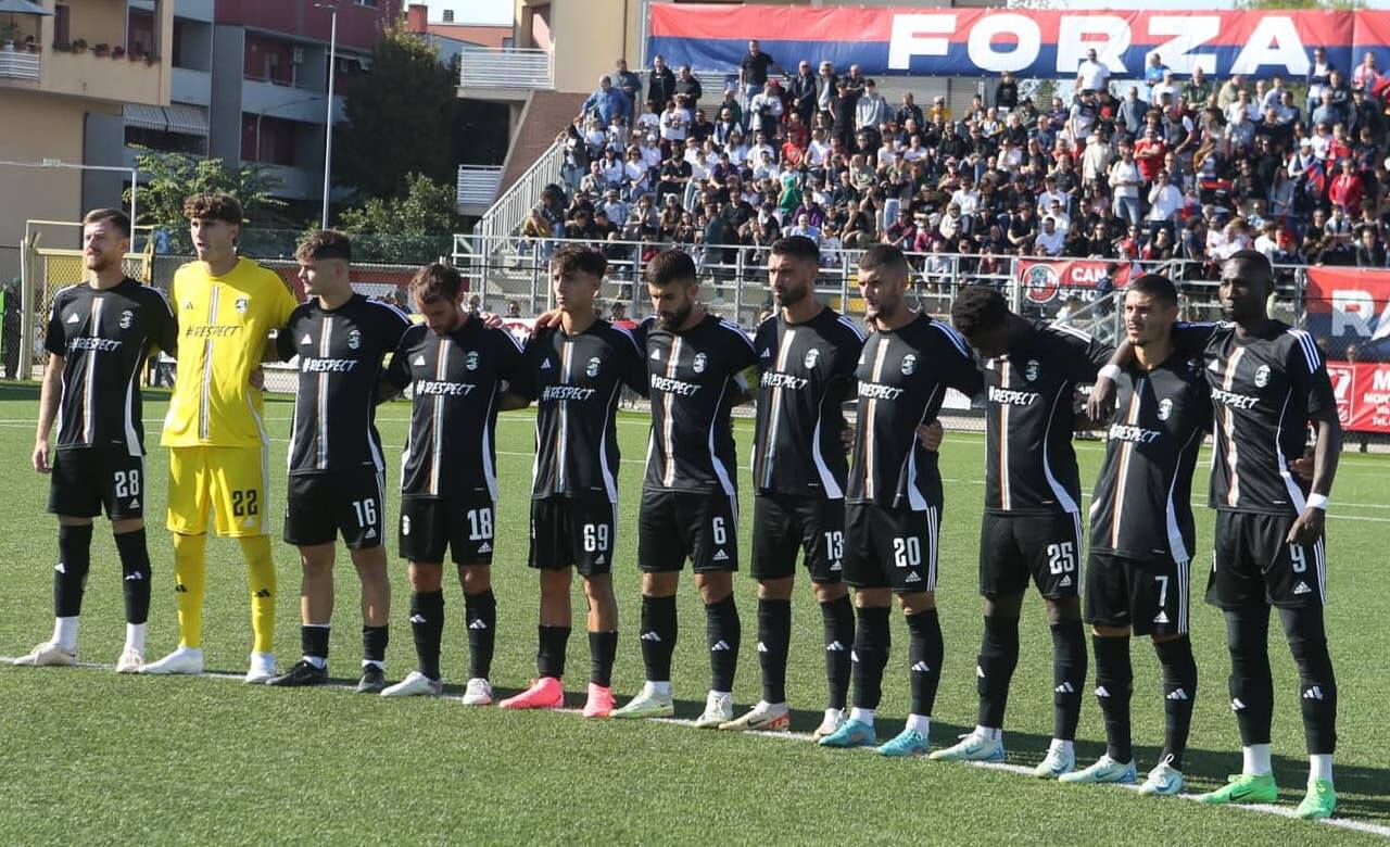 Chieti calcio, campioni di inclusione: l’arcobaleno sulla maglia insieme agli storici colori neroverdi