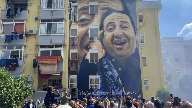 Napoli celebra Marcello Colasurdo, "sacerdote laico" del rito dedicato alla Madonna dei femminielli e della comunità LGBT - murales Colasurdo - Gay.it