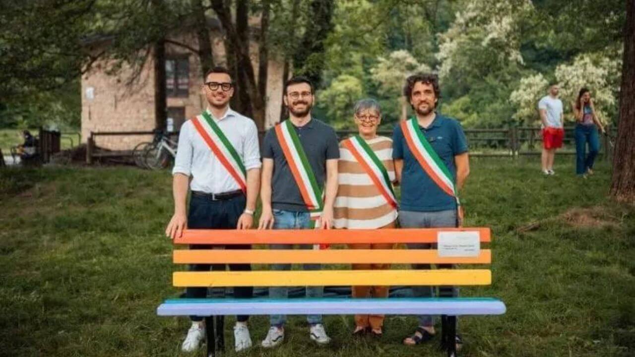 ome-panchina-rainbow-vandalizzata (1)