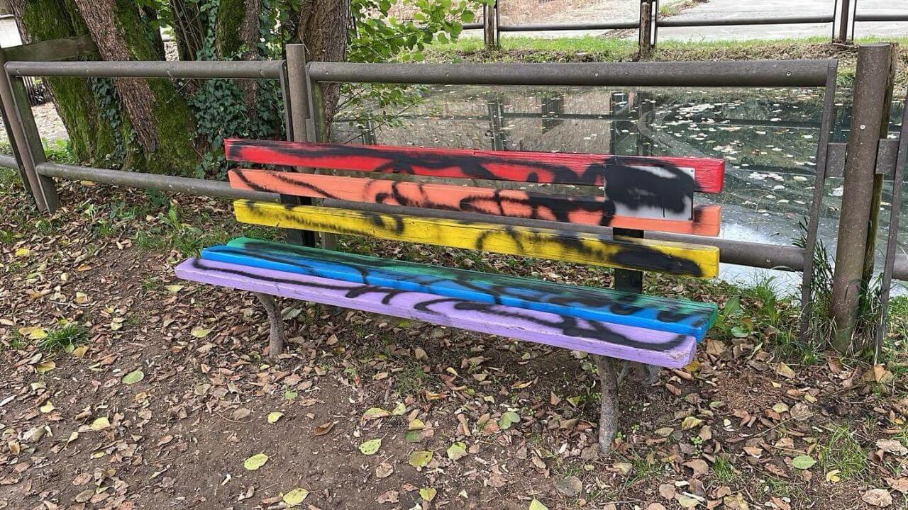 Brescia, panchina rainbow vandalizzata a Ome: “Azione codarda con motivazioni ovvie e vergognose”