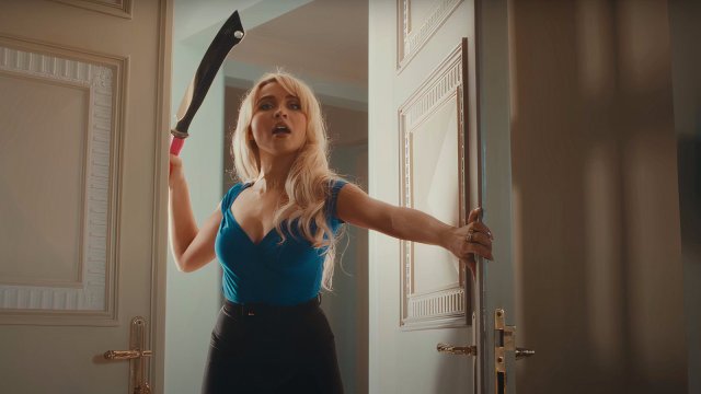 Sabrina Carpenter nel video di Taste (2024)