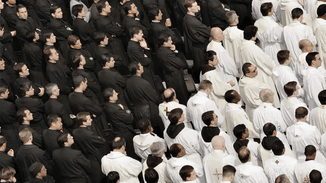 Preti gay, il 67% dei sacerdoti si dichiara omosessuale: l'indagine di Marco Marzano - 67 per cento preti sacerdoti omosessuali preti gay - Gay.it