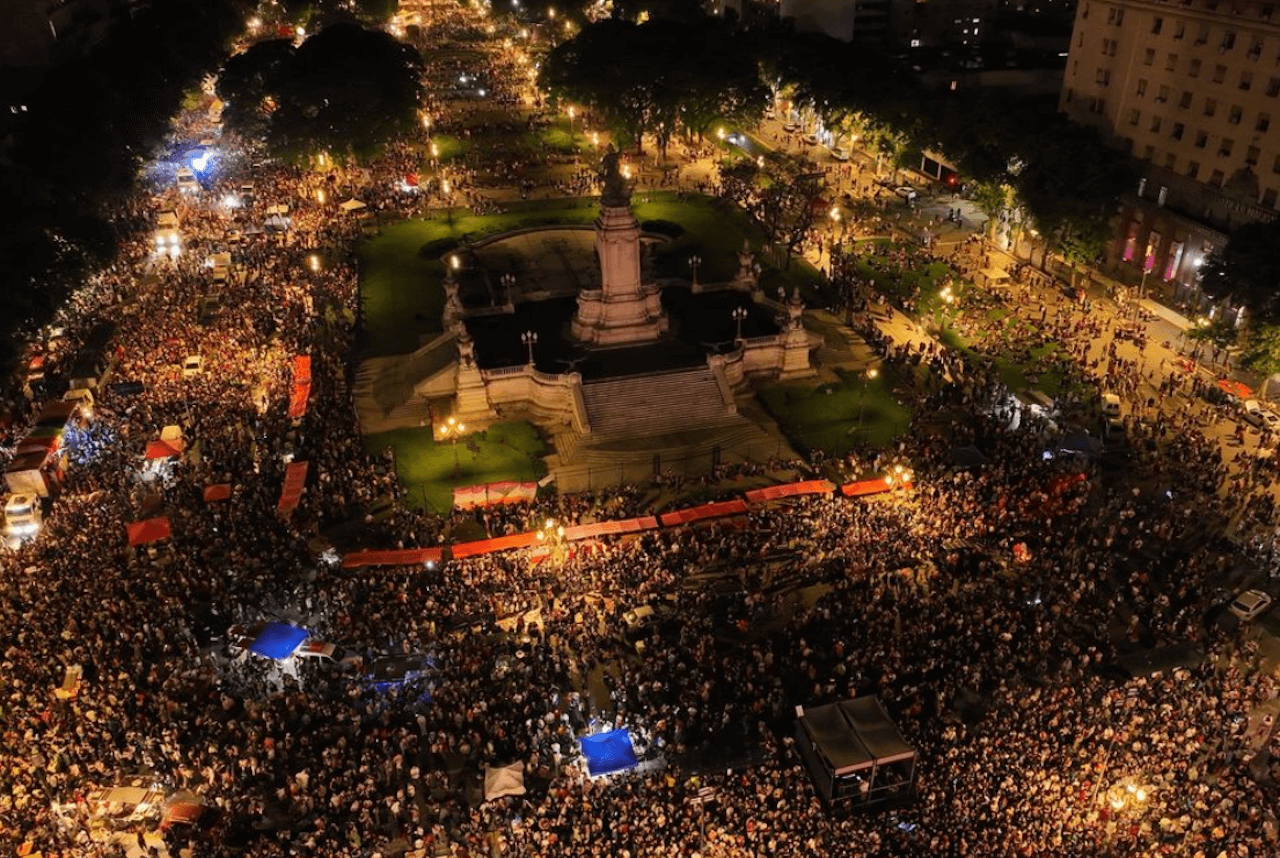 Argentina, 2 milioni di persone al primo Pride di Buenos Aires sotto il governo Milei (VIDEO)
