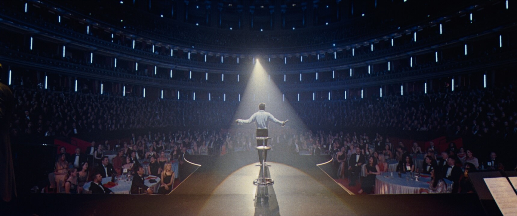 Better Man, Robbie Williams è una scimmia nel suo biopic. Sinossi, primo trailer italiano e data d'uscita - BETTER MAN FIRST LOOK STILL - Gay.it