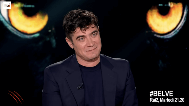 Riccardo Scamarcio a Belve, il litigio con Ozpetek, le droghe e le 7 ore di sesso finto con Monica Bellucci (VIDEO) - Belve Riccardo Scamarcio - Gay.it