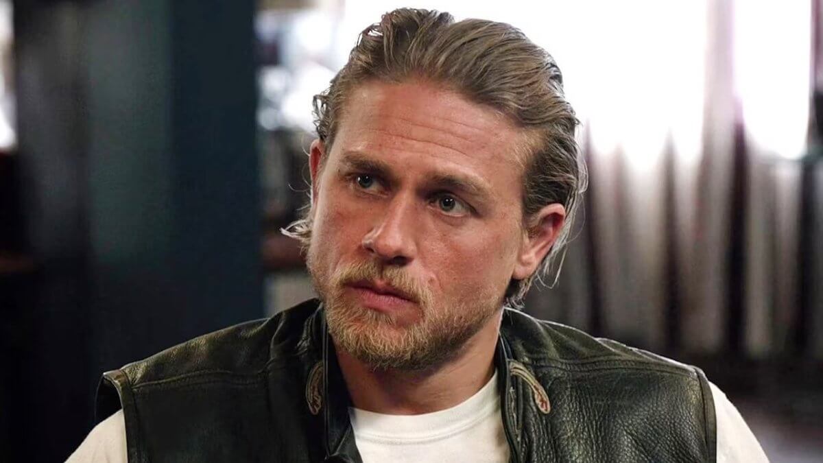 Monsters 3, Charlie Hunnam nei panni del serial killer Ed Gein. Le prime immagini dal set