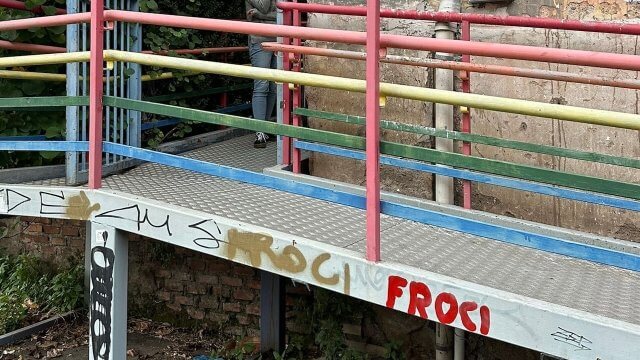 Mario Mieli, vandalizzata la sede del Circolo con scritte omofobe, la risposta è stupenda - Circolo di Cultura Omosessuale Mario Mieli insulti omofobi - Gay.it