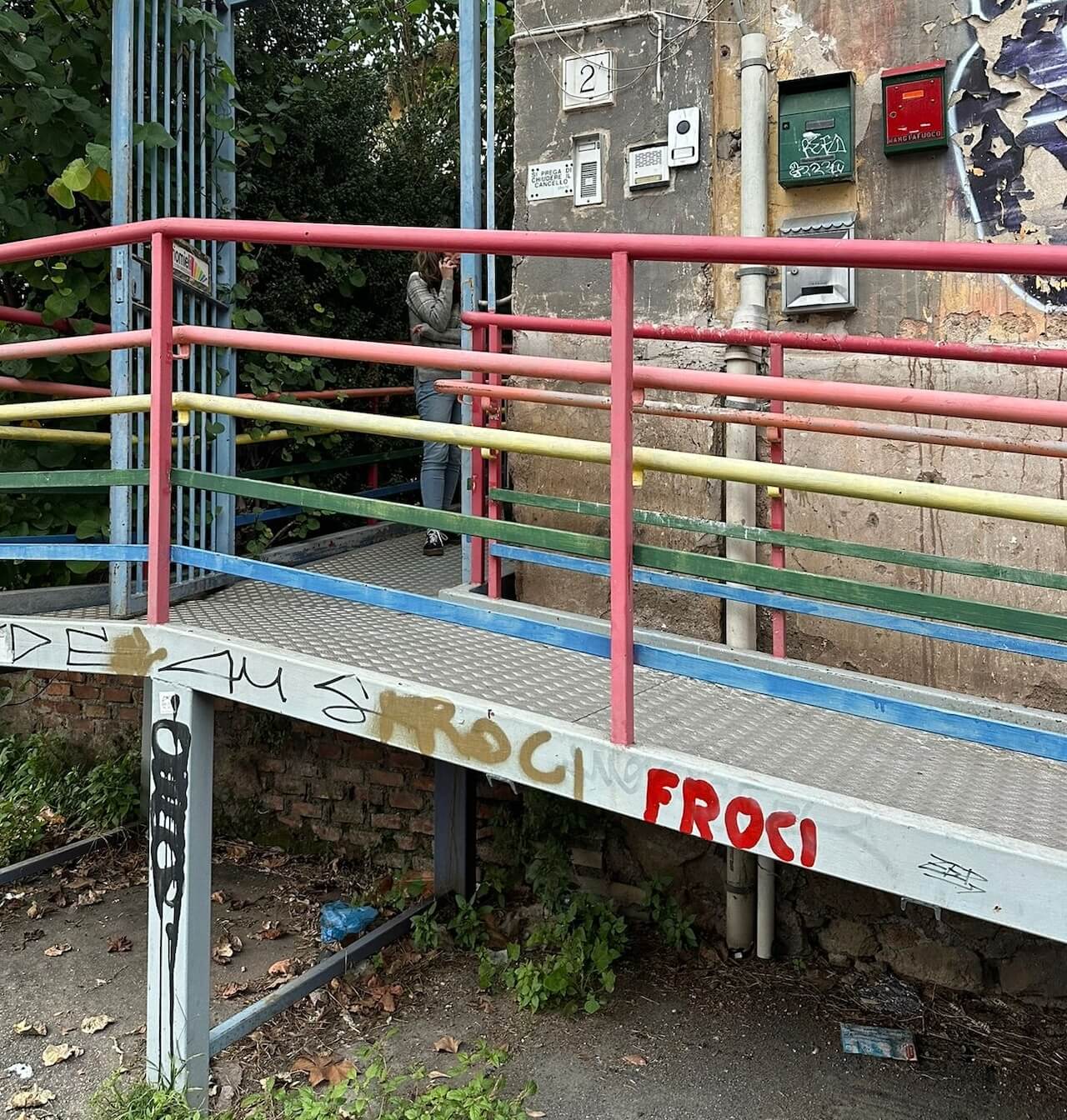 Mario Mieli, vandalizzata la sede del Circolo con scritte omofobe, la risposta è stupenda - Circolo di Cultura Omosessuale Mario Mieli - Gay.it