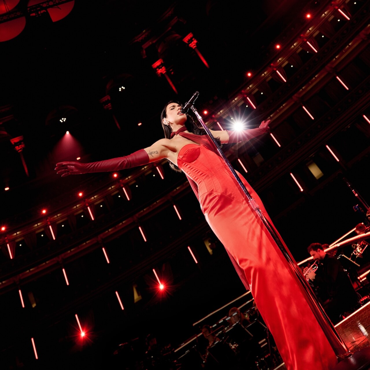 The Trevor Project premia Dua Lipa per il suo supporto alla comunità LGBTQIA+ (VIDEO) - DUA LIPA LIVE FROM THE ROYAL ALBERT HALL - Gay.it