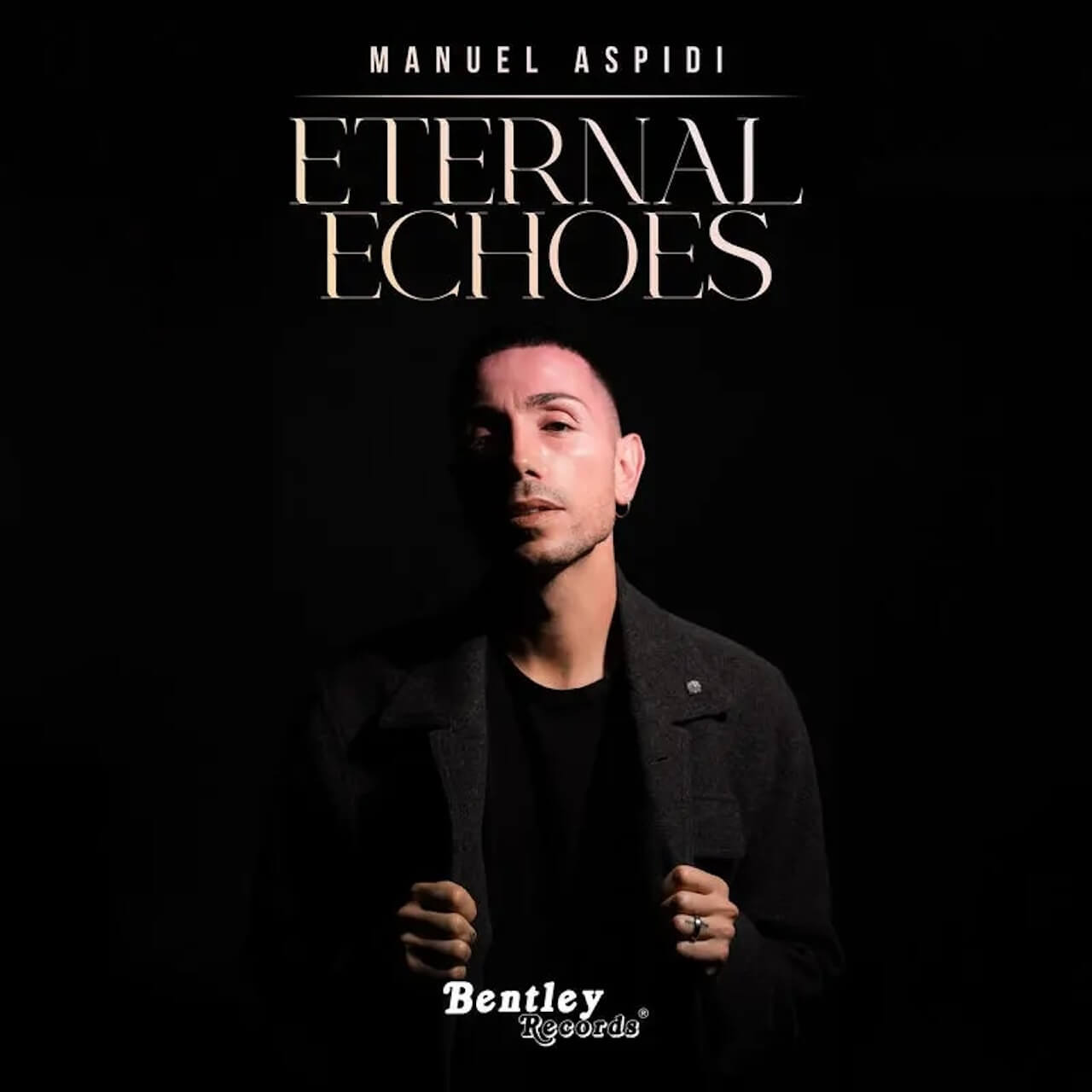 Eternal Echoes, Manuel Aspidi canta il suo inno alla libertà di amare, contro omotransfobia e pregiudizi (VIDEO) - Eternal Echoes di Manuel Aspidi - Gay.it
