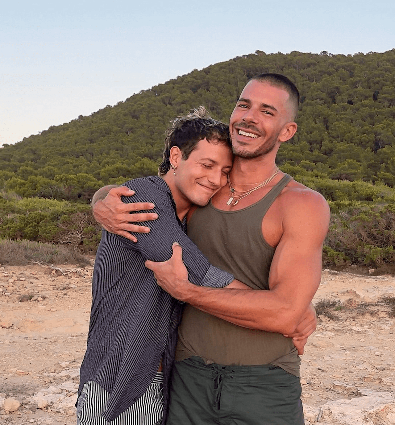 Gabriele Esposito e Andrea Pappalettera si sono sposati: la bellissima promessa nuziale - VIDEO - Gabriele Esposito e Andrea Pappalettera abbracciati - Gay.it