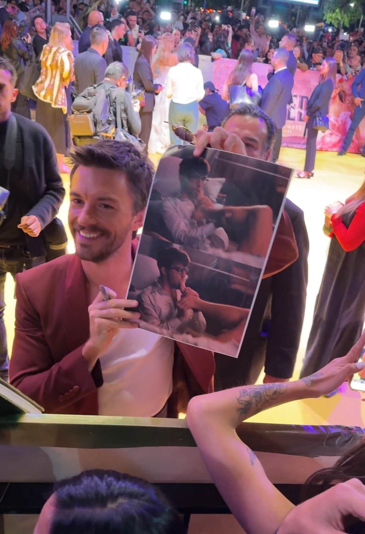 Tuttə pazzə delle gambe di Jonathan Bailey. E lui confessa: "Non sono mai stato tanto in forma" - Jonathan Bailey - Gay.it