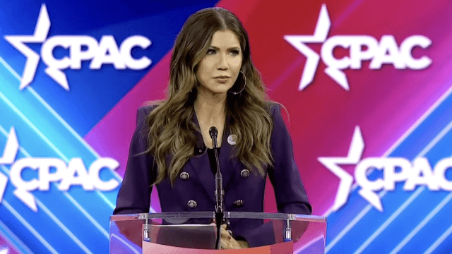 Chi è Kristi Noem, governatrice omotransfobica che Trump vuole come Segretario alla sicurezza interna - Kristi Noem - Gay.it