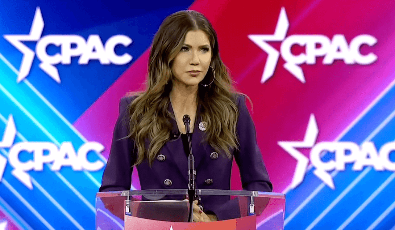 Chi è Kristi Noem, governatrice omotransfobica che Trump vuole come Segretario alla sicurezza interna