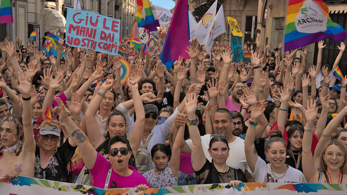 Italia, comunità LGBTQIA+ sempre più povera, boom di richieste di aiuto: il bilancio sociale 2023 di Arcigay