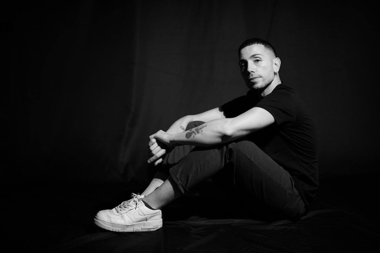 Eternal Echoes, Manuel Aspidi canta il suo inno alla libertà di amare, contro omotransfobia e pregiudizi (VIDEO) - Manuel Aspidi 4 - Gay.it