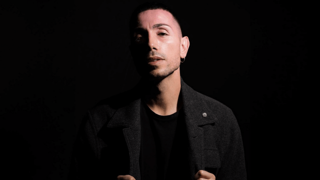 Eternal Echoes, Manuel Aspidi canta il suo inno alla libertà di amare, contro omotransfobia e pregiudizi (VIDEO) - Manuel Aspidi - Gay.it