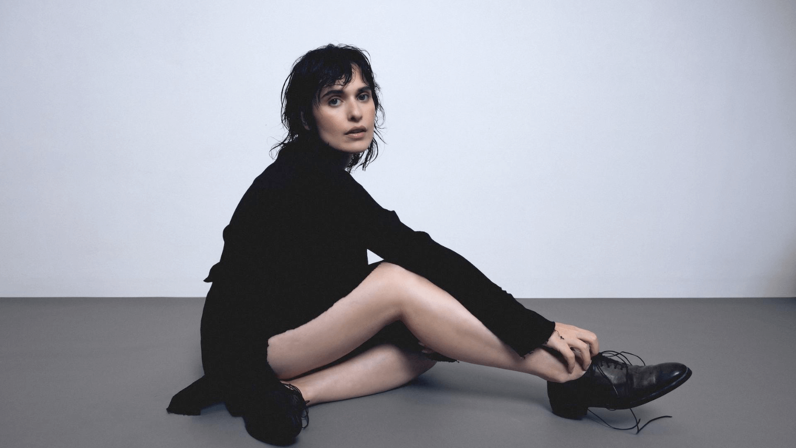 Ritratto di Erica Mou, cantautrice e scrittrice