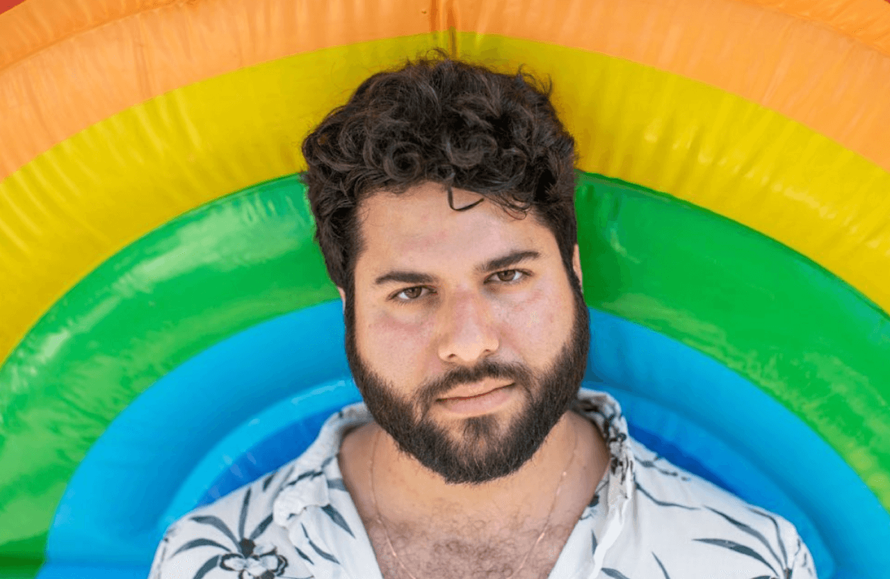 "Un ragazzo israeliano e uno libanese si conoscono su Grindr". Confini - Borders, arriva in Italia la piéce di Nimrod Danishman - Nimrod Danishman - Gay.it