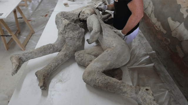 Pompei Due Fanciulle Maschi amanti gay
